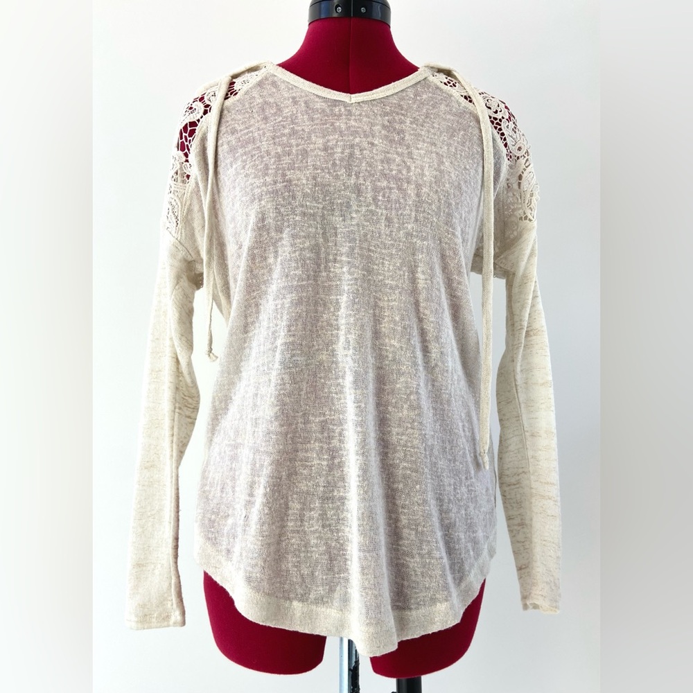 Eyeshadow Cream Lace Shoulder Top – Lightweight Knit Sweater | Size M